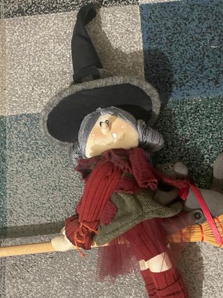 Bambola Befana con gatto su scopa