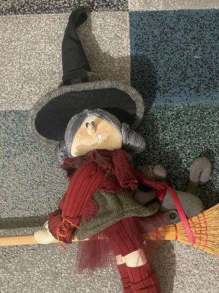Bambola Befana con gatto su scopa