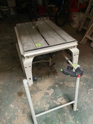 Mesa de trabajo profesional con sierra circular