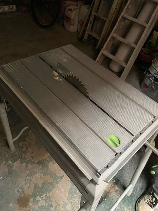 Mesa de trabajo profesional con sierra circular