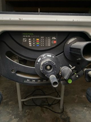 Mesa de trabajo profesional con sierra circular