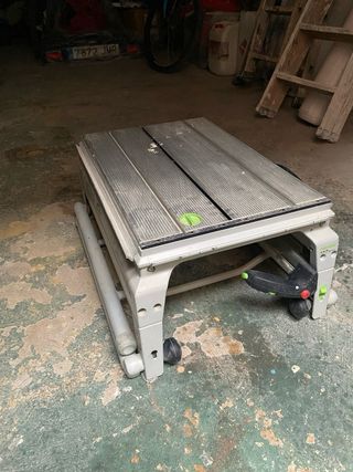 Mesa de trabajo profesional con sierra circular