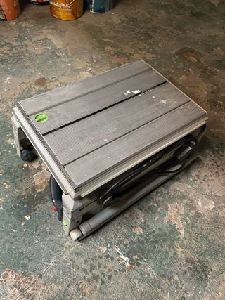 Mesa de trabajo profesional con sierra circular