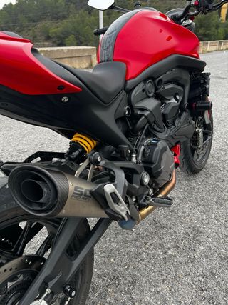 Ducati Monster 937 (95cv).