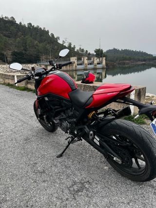 Ducati Monster 937 (95cv).