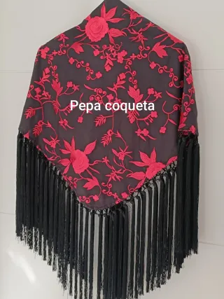 Mantoncillo negro bordado rojo
