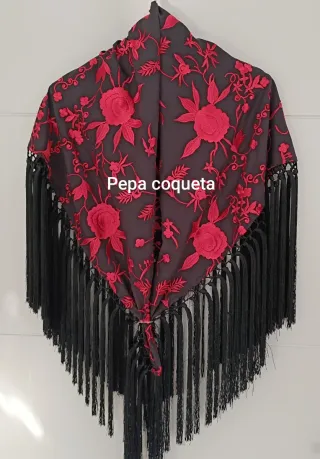 Mantoncillo negro bordado rojo
