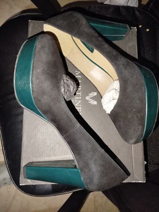 Zapatos de tacón negros y verdes