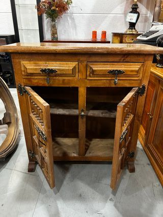 Aparador antiguo de madera maciza con herrajes