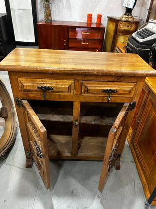 Aparador antiguo de madera maciza con herrajes