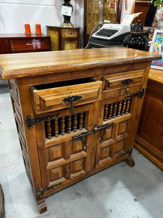 Aparador antiguo de madera maciza con herrajes