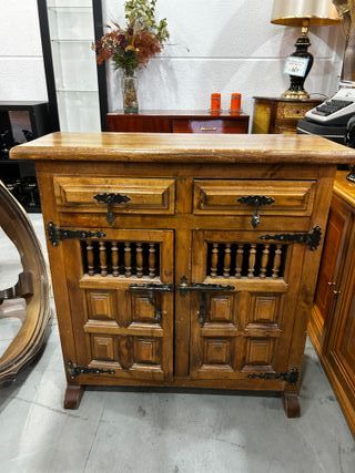 Aparador antiguo de madera maciza con herrajes