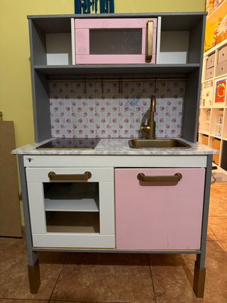 Piccola cucina IKEA rosa e grigio