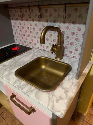 Piccola cucina IKEA rosa e grigio