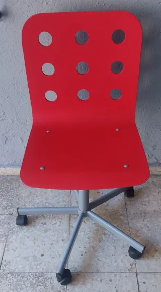 Silla giratoria elevable roja con base metálica