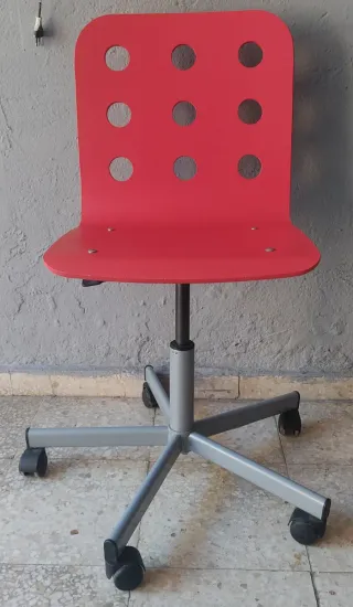 Silla giratoria elevable roja con base metálica