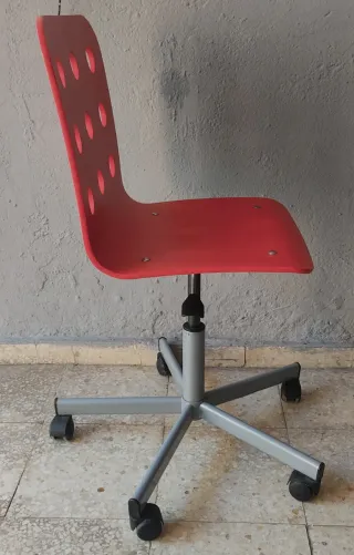 Silla giratoria elevable roja con base metálica