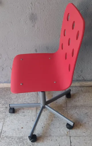 Silla giratoria elevable roja con base metálica