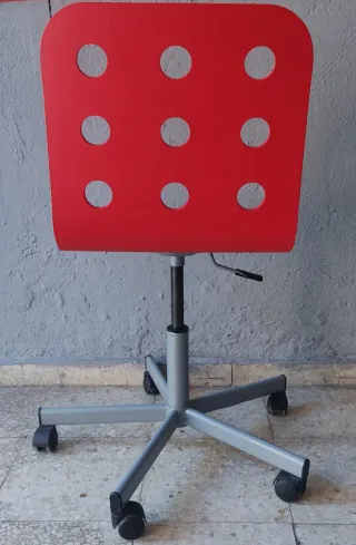 Silla giratoria elevable roja con base metálica