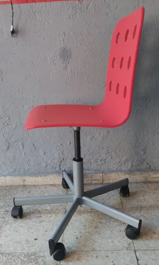Silla giratoria elevable roja con base metálica