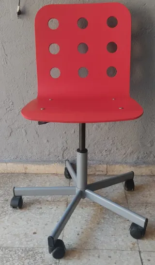 Silla giratoria elevable roja con base metálica