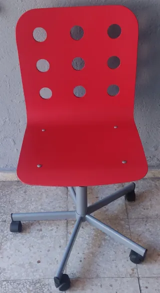 Silla giratoria elevable roja con base metálica