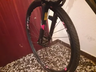 Bicicleta Híbrida Negra con Accesorios