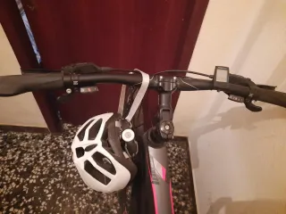 Bicicleta Híbrida Negra con Accesorios