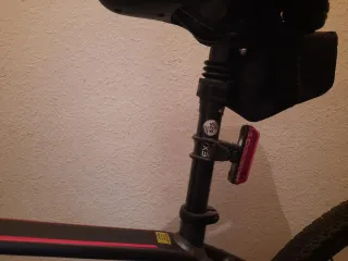 Bicicleta Híbrida Negra con Accesorios