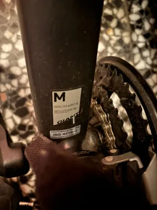 Bicicleta Híbrida Negra con Accesorios