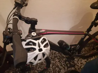 Bicicleta Híbrida Negra con Accesorios