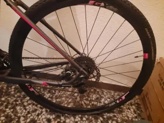 Bicicleta Híbrida Negra con Accesorios