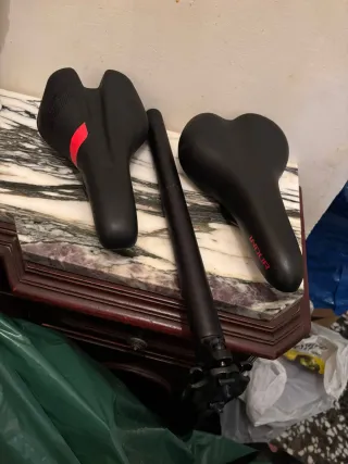 Bicicleta Híbrida Negra con Accesorios