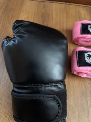 Guantes Boxeo Negros y Vendas Rosas nuevas.