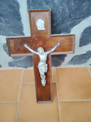 Cruz de madera con figura de Cristo