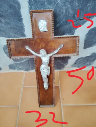 Cruz de madera con figura de Cristo