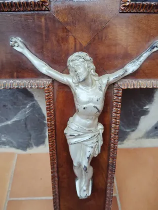 Cruz de madera con figura de Cristo