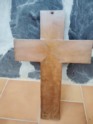 Cruz de madera con figura de Cristo