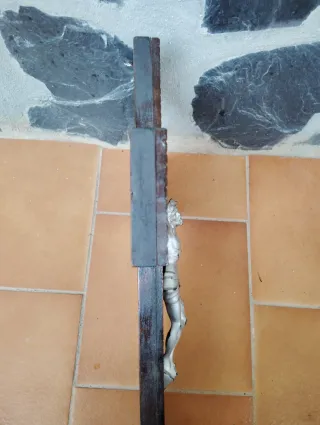 Cruz de madera con figura de Cristo