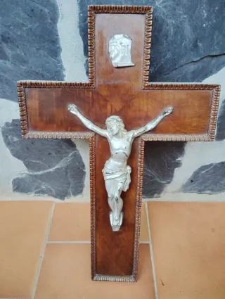 Cruz de madera con figura de Cristo