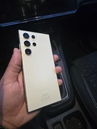 Samsung Galaxy S24 Ultra GOLD Con Auriculares.