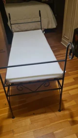 Banco de forja con cojín blanco