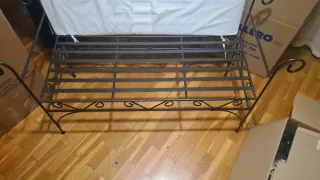 Banco de forja con cojín blanco