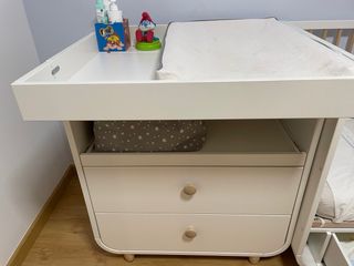 Cuna y cambiador bebé