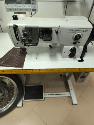 Máquina de coser triple arrastre