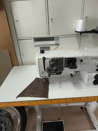 Máquina de coser triple arrastre