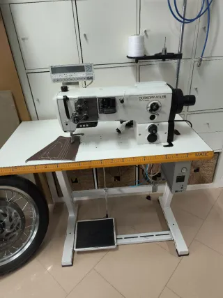 Máquina de coser triple arrastre