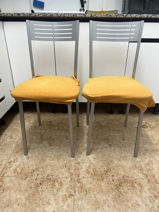 2 sillas de cocina con 2 taburetes a juego