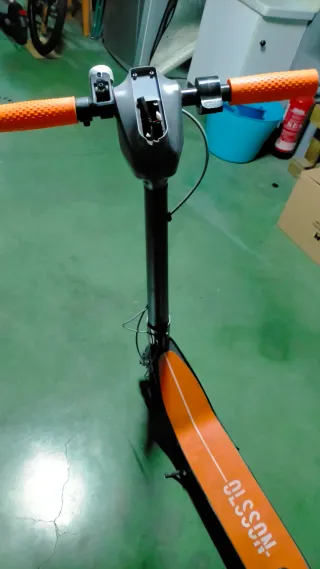 Patinete Eléctrico Olsson con papeles.