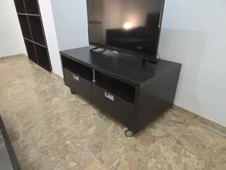 Mesa TV salón con ruedas